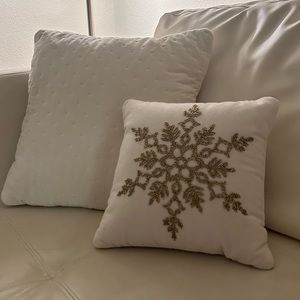 Set of 2 throw pillows in perfect condition in white